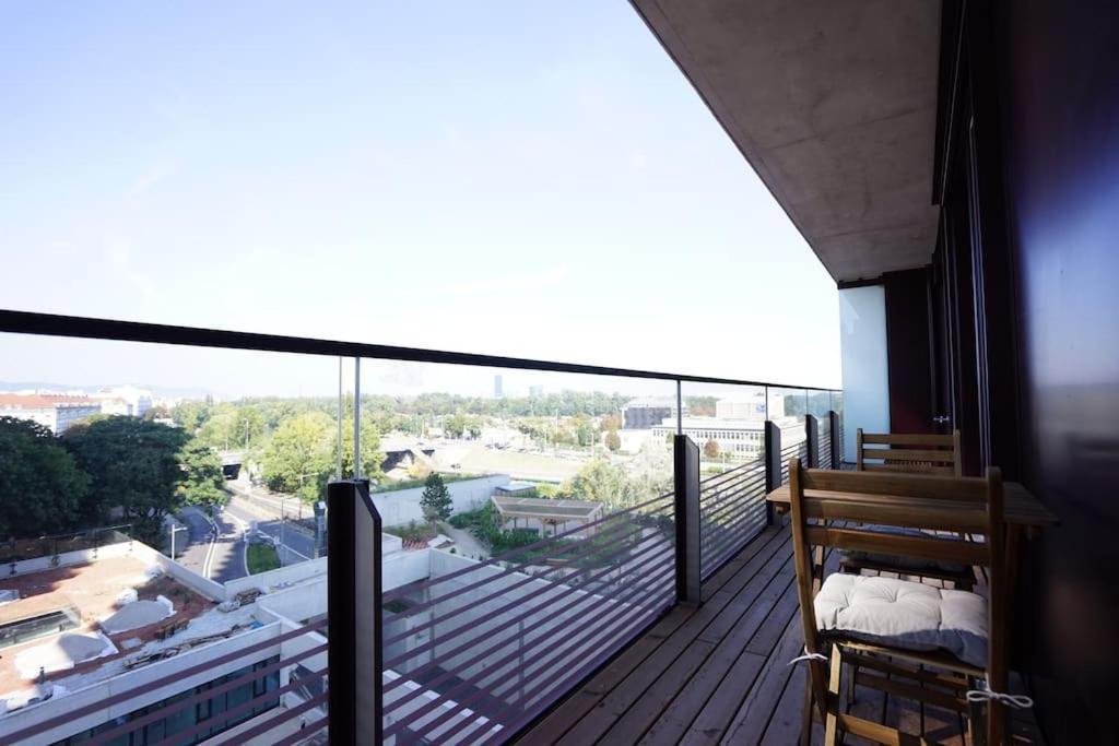 The High-Rise Condo With Pool Wien Exteriör bild